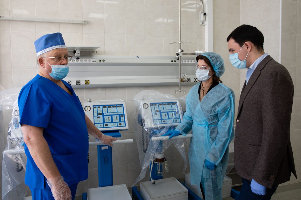 У Порошенко передали 115 тысяч защитных костюмов для медиков с начала пандемии