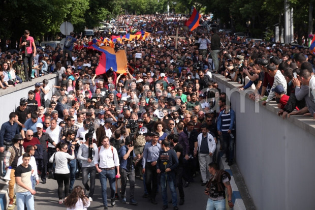 Участники протестов в Ереване направились к мемориалу "Цицернакаберд"