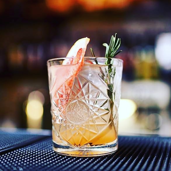 Пили, чтобы не заболеть: раскрыты лечебные свойства популярного алкогольного напитка