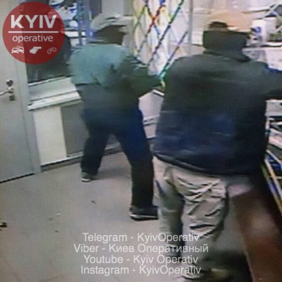 Ограбление в Киеве: появились фото нападения изнутри