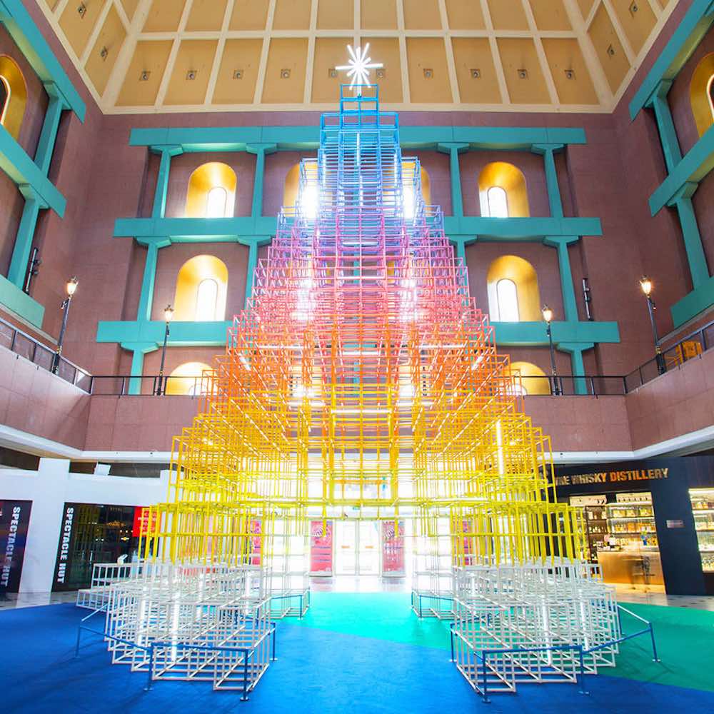 Шинуазри и "Алиса в Стране Чудес": топ-10 фантастических новогодних елок 2020