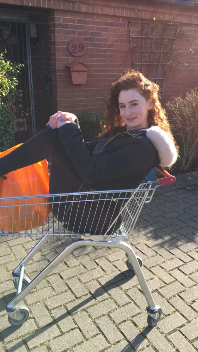 На відомому курорті 19-річна дівчина випала з літака під час польоту