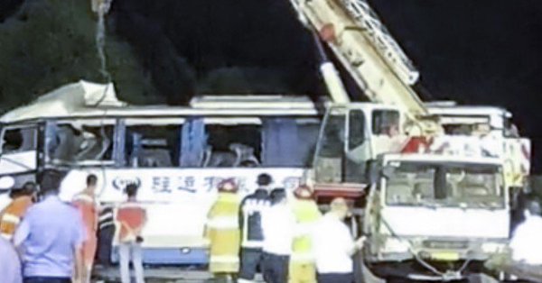 В Китае пассажирский автобус столкнулся с грузовиком, 18 погибших