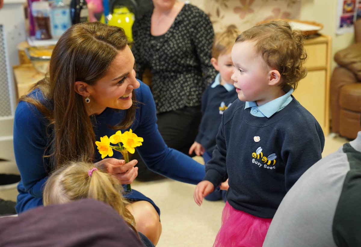 Синяя мечта: Кейт Миддлтон примерила по-весеннему свежий образ в роскошном пальто