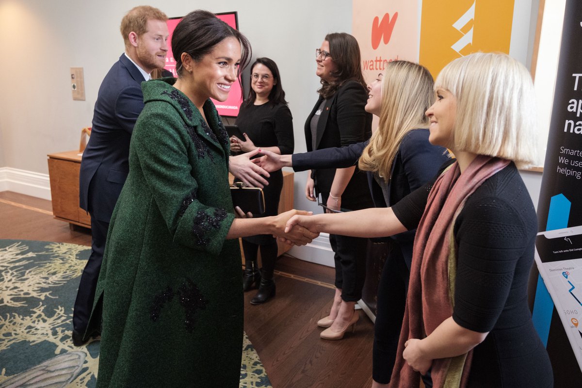 Взять на заметку: топ-4 самых стильных выхода беременной Меган Маркл