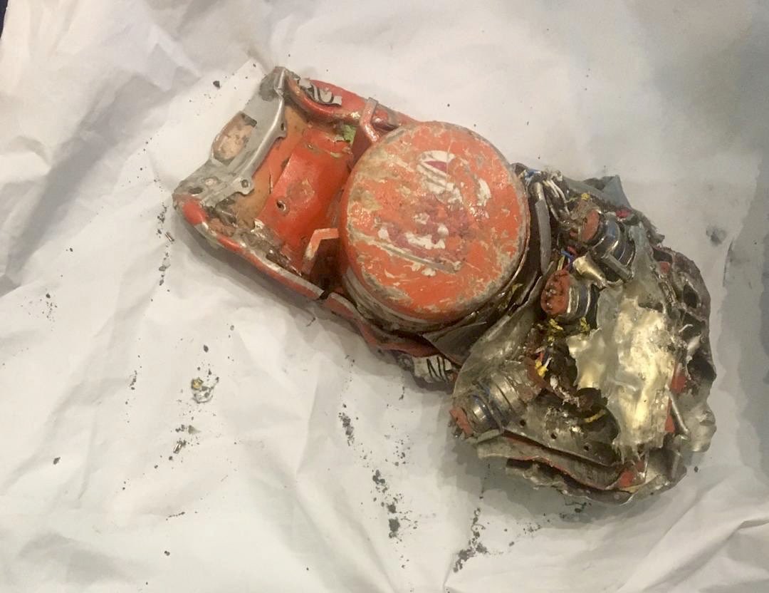 Опубликовано фото "черного ящика" упавшего в Эфиопии самолета