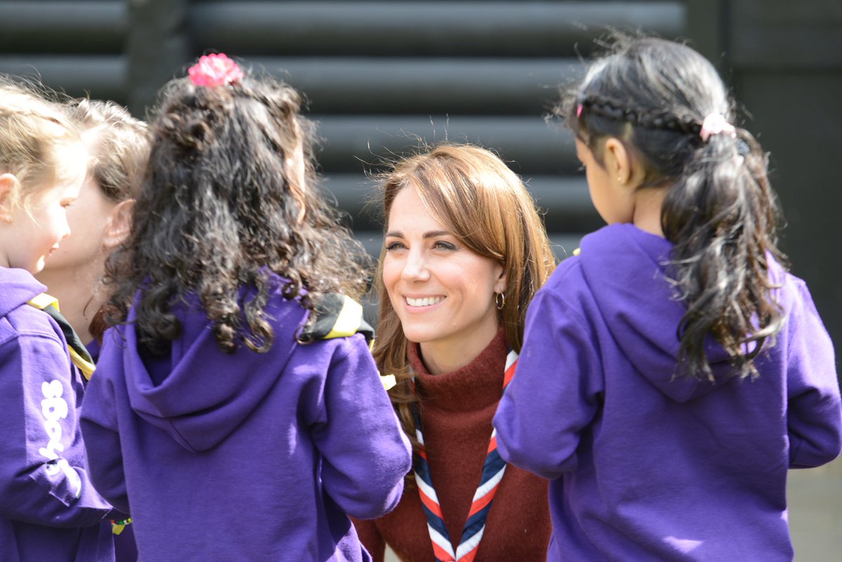 В узких джинсах и скаутском галстуке: Кейт Миддлтон в практичном образе посетила скаутов