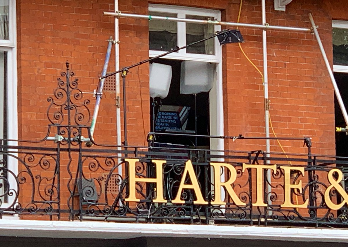 Меган Маркл рожает: британцы в предчувствии праздника (фото, видео)