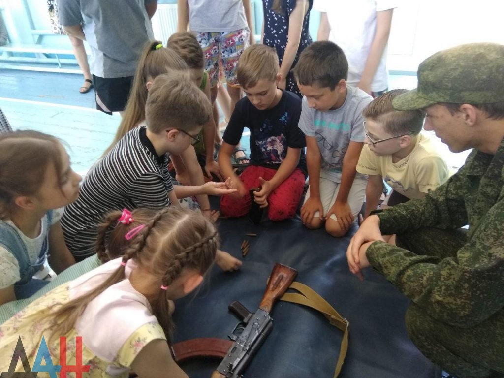 В донецкой школе боевики учат детей собирать автоматы (фото)