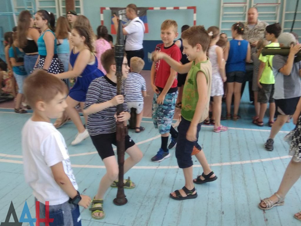 В донецкой школе боевики учат детей собирать автоматы (фото)