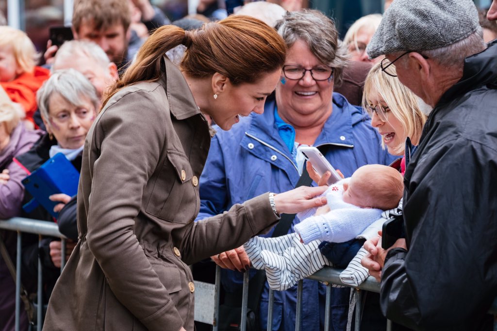 Во всех нарядах хороша: Кейт Миддлтон отправилась в Камбрию в джинсах-скинни и куртке