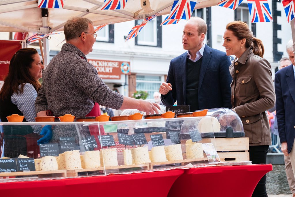 Во всех нарядах хороша: Кейт Миддлтон отправилась в Камбрию в джинсах-скинни и куртке