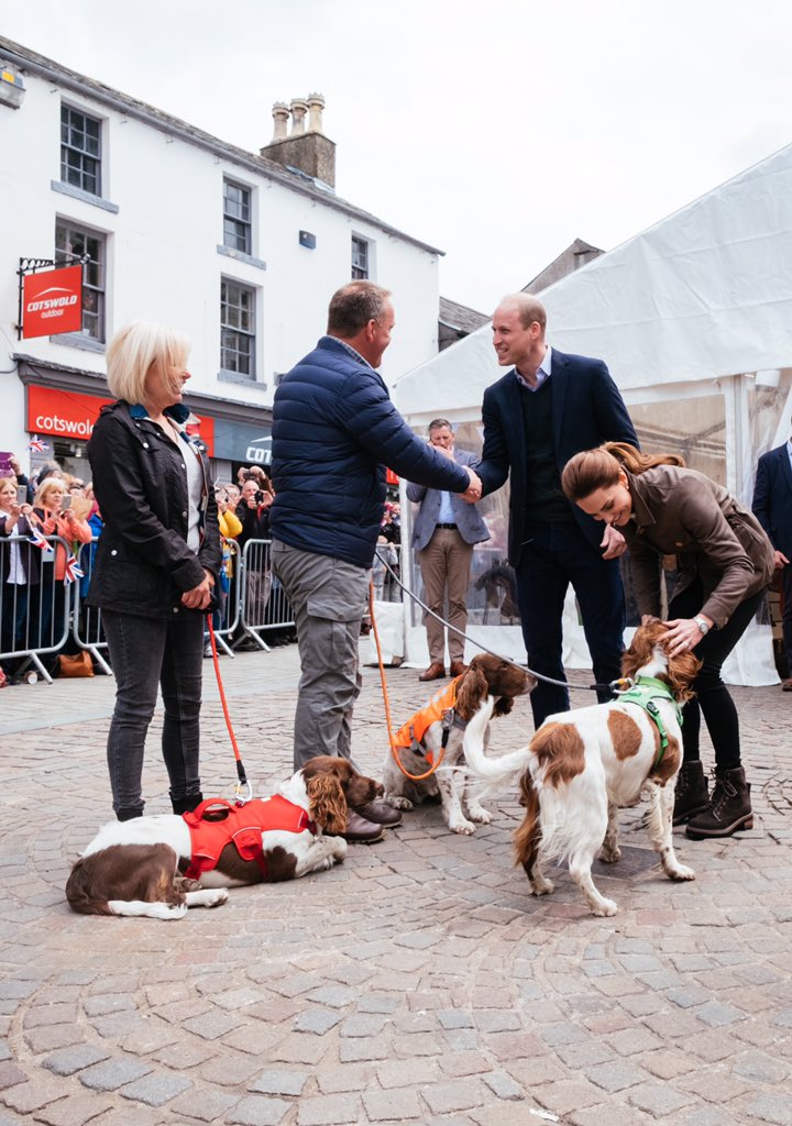 Во всех нарядах хороша: Кейт Миддлтон отправилась в Камбрию в джинсах-скинни и куртке