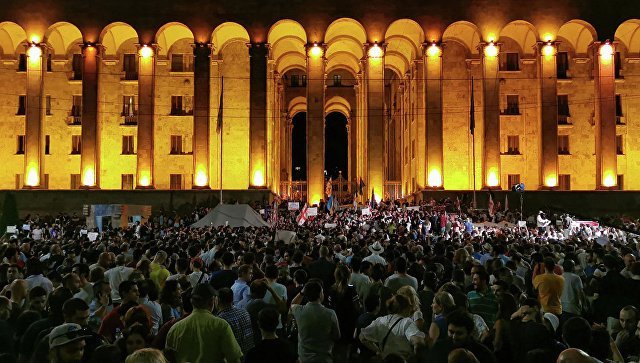 У Грузії протестувальники штурмують парламент