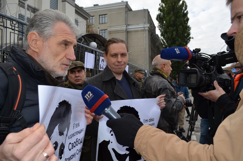 Возле посольства РФ в Киеве прошла акция в поддержку Сущенко