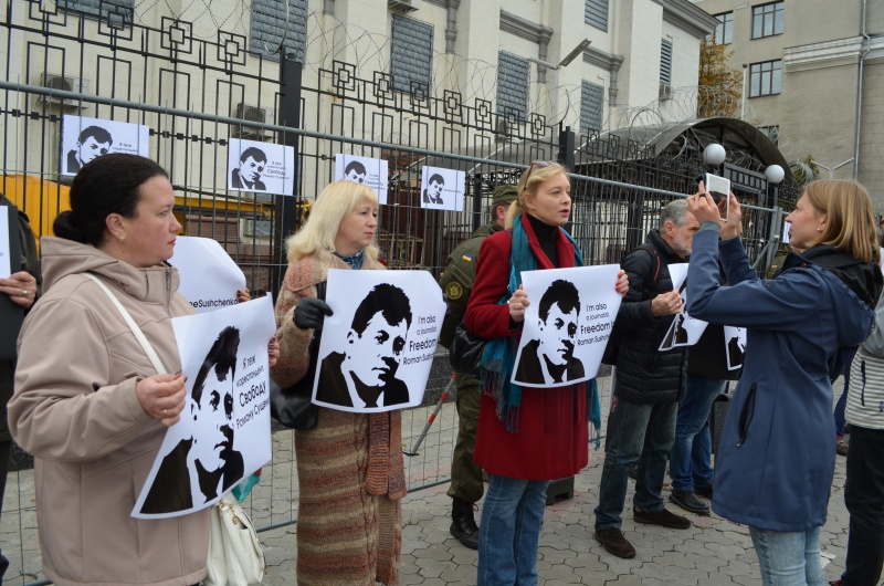 Возле посольства РФ в Киеве прошла акция в поддержку Сущенко