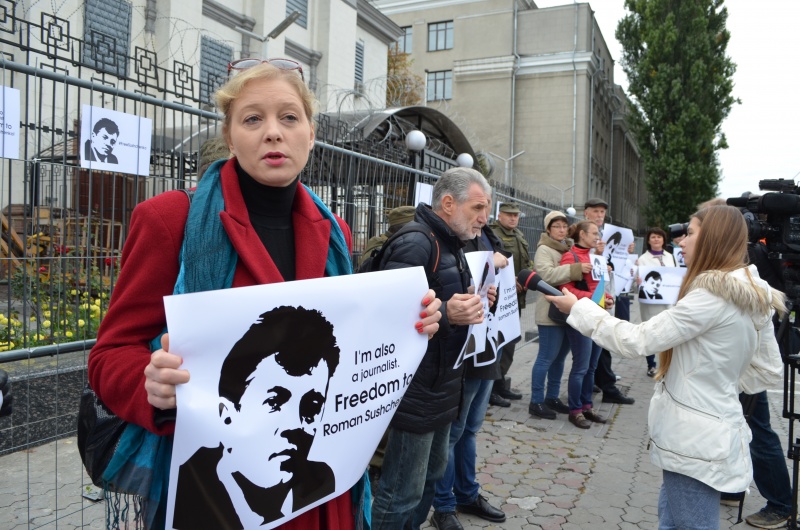 Возле посольства РФ в Киеве прошла акция в поддержку Сущенко