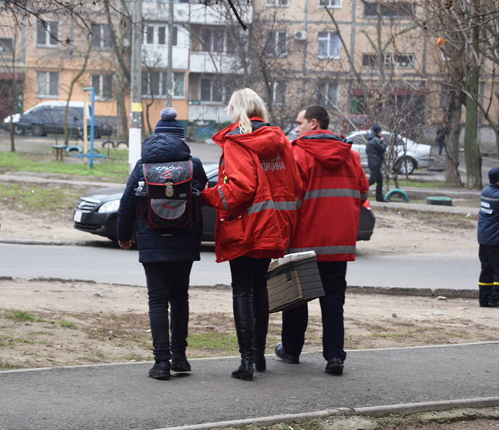 В Николаеве школьник упал в открытый люк: фото и видео