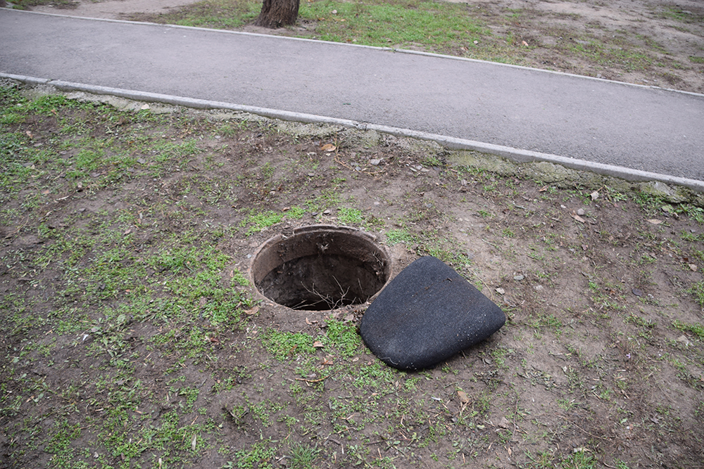 В Николаеве школьник упал в открытый люк: фото и видео