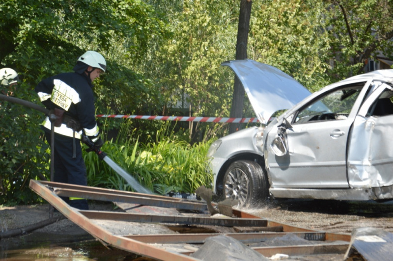В Днепре автомобиль врезался в остановку, есть погибшая