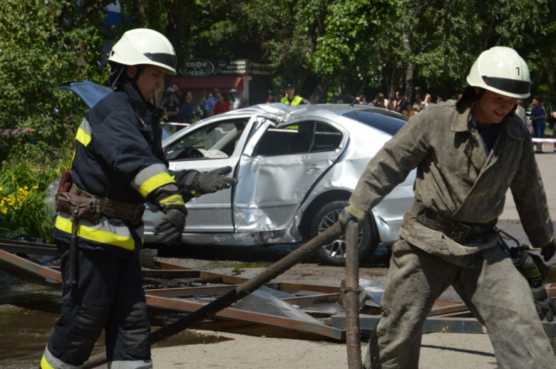 В Днепре автомобиль врезался в остановку, есть погибшая