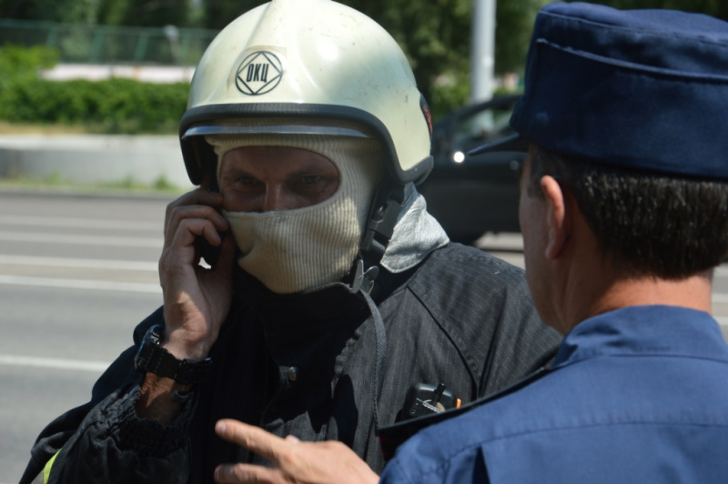 В Днепре автомобиль врезался в остановку, есть погибшая