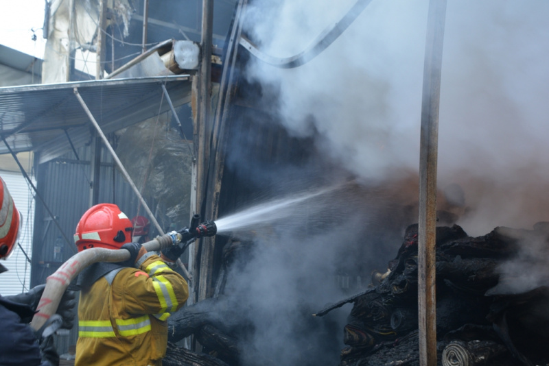 Пожар в Черновцах: спасатели ликвидировали возгорание на рынке