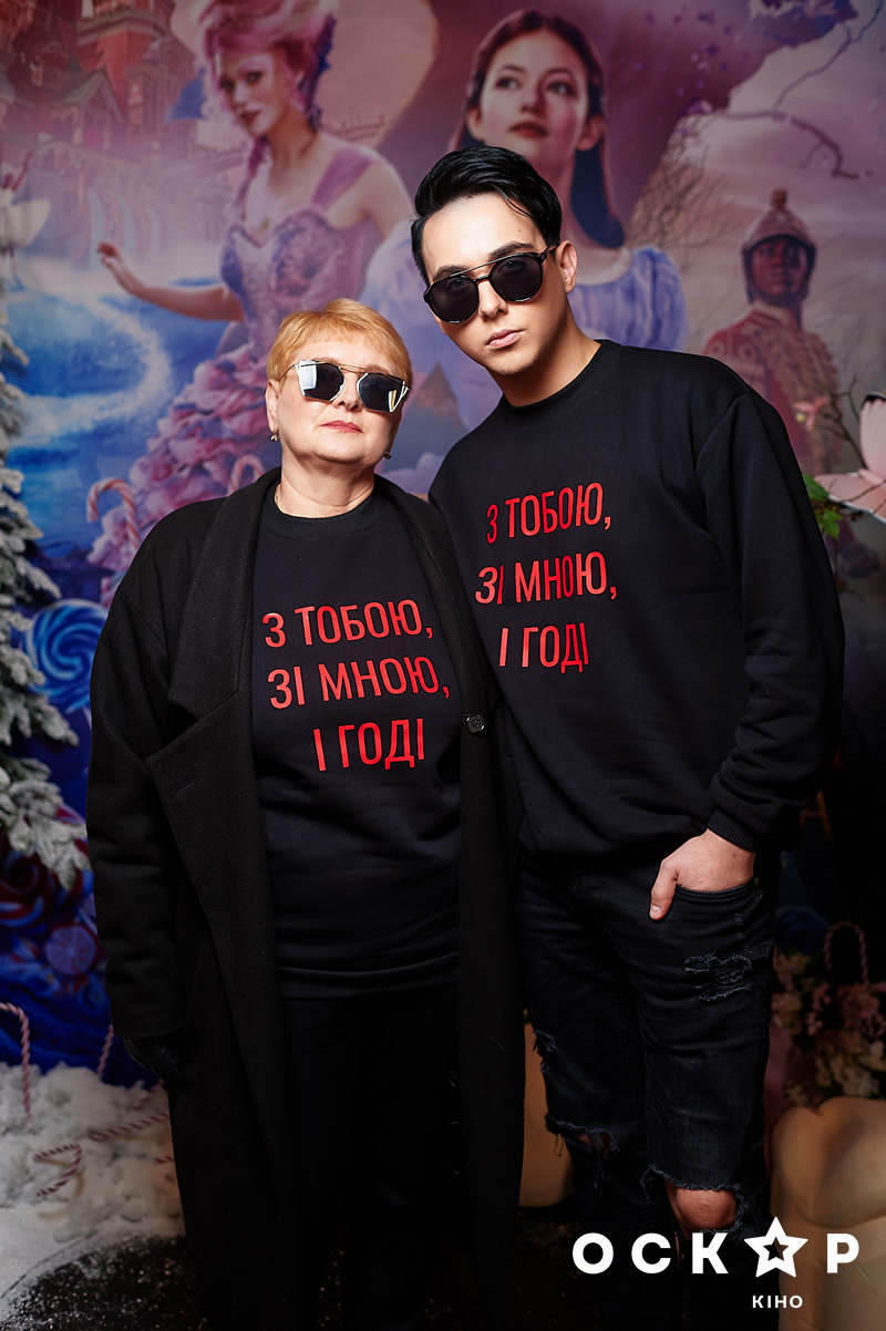 Катерина Кухар с сыном посетила премьеру фильма "Щелкунчик и четыре королевства"