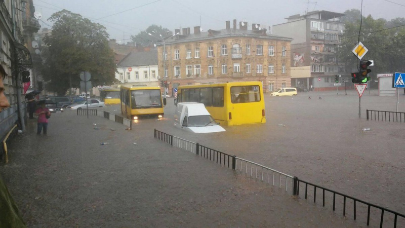 У Львові повністю відновили рух електротранспорту після негоди