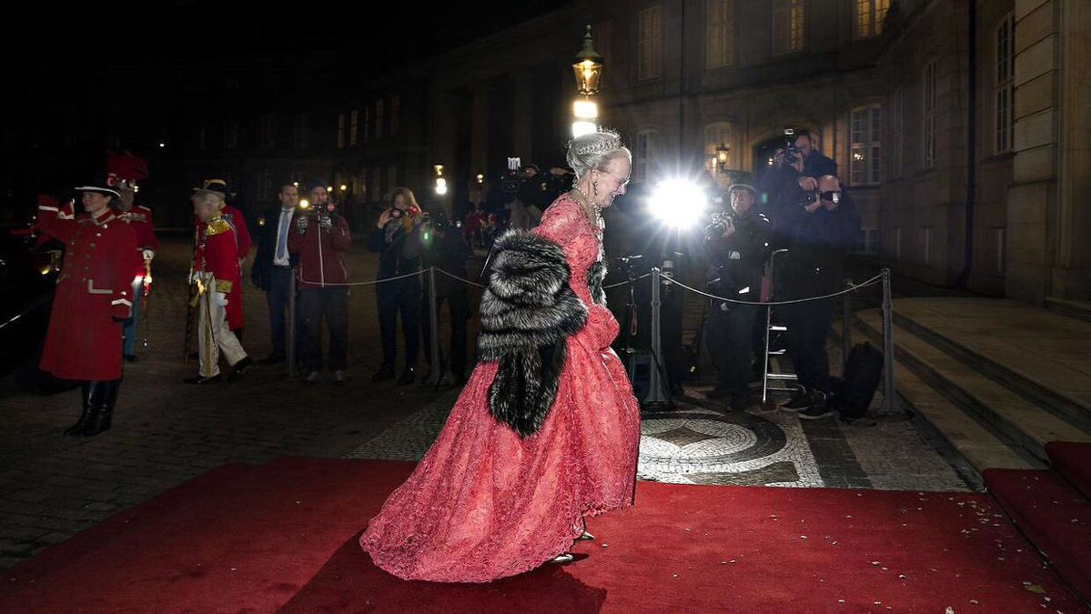 В тренде: королева Дании восхитила роскошным коралловым платьем на новогоднем приеме