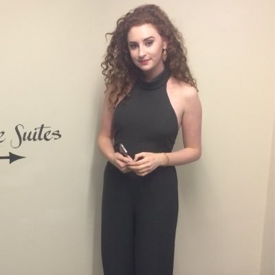 На відомому курорті 19-річна дівчина випала з літака під час польоту