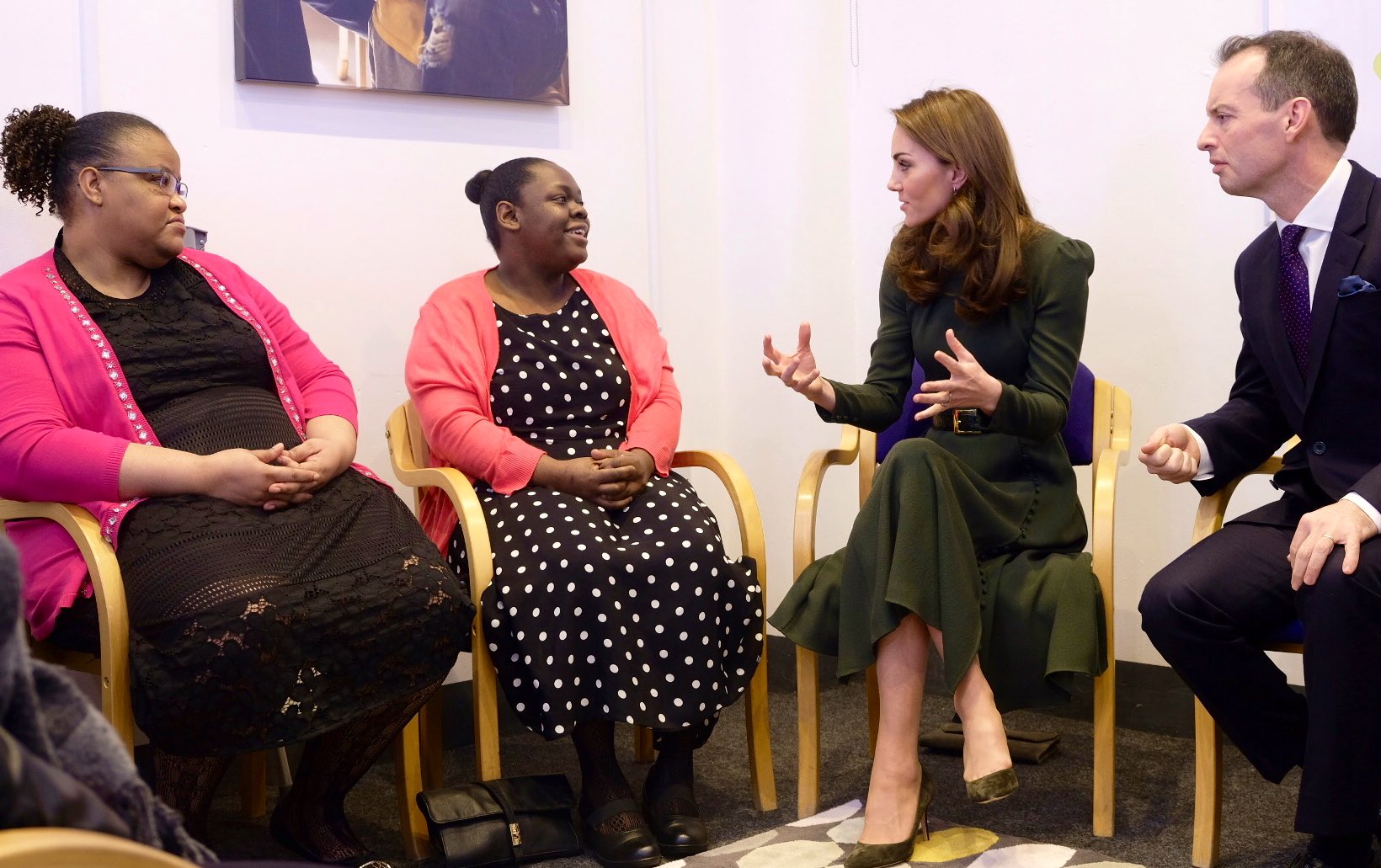 Смарагдова сукня і туфлі Jimmy Choo: Кейт Міддлтон запустила сімейну "лінію довіри"