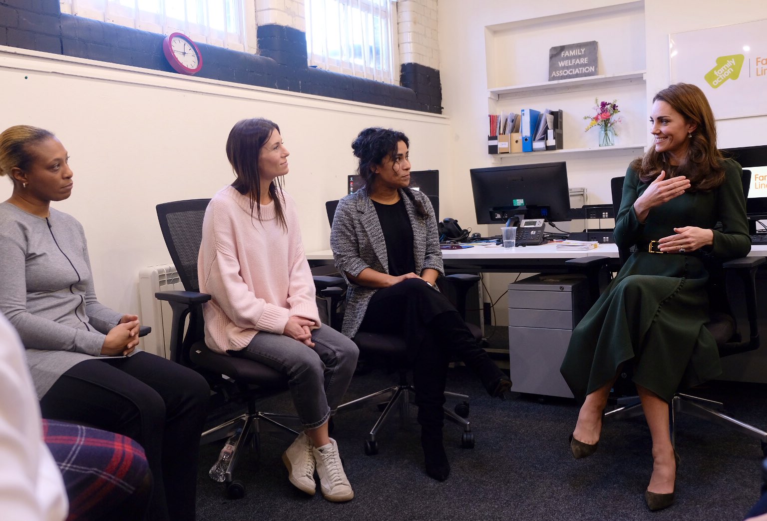 Смарагдова сукня і туфлі Jimmy Choo: Кейт Міддлтон запустила сімейну "лінію довіри"