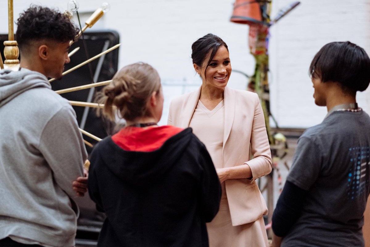 Беременная Меган Маркл очаровала нежным образом во время визита в театр