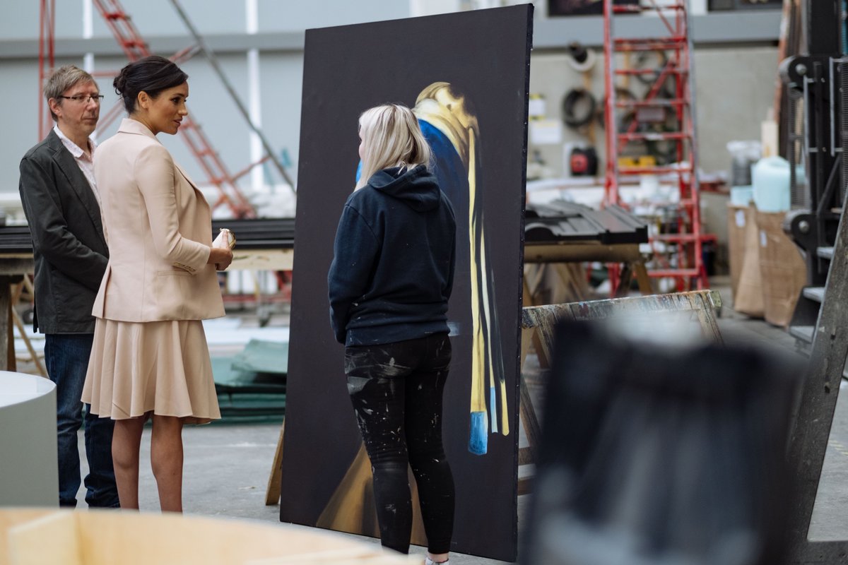 Беременная Меган Маркл очаровала нежным образом во время визита в театр