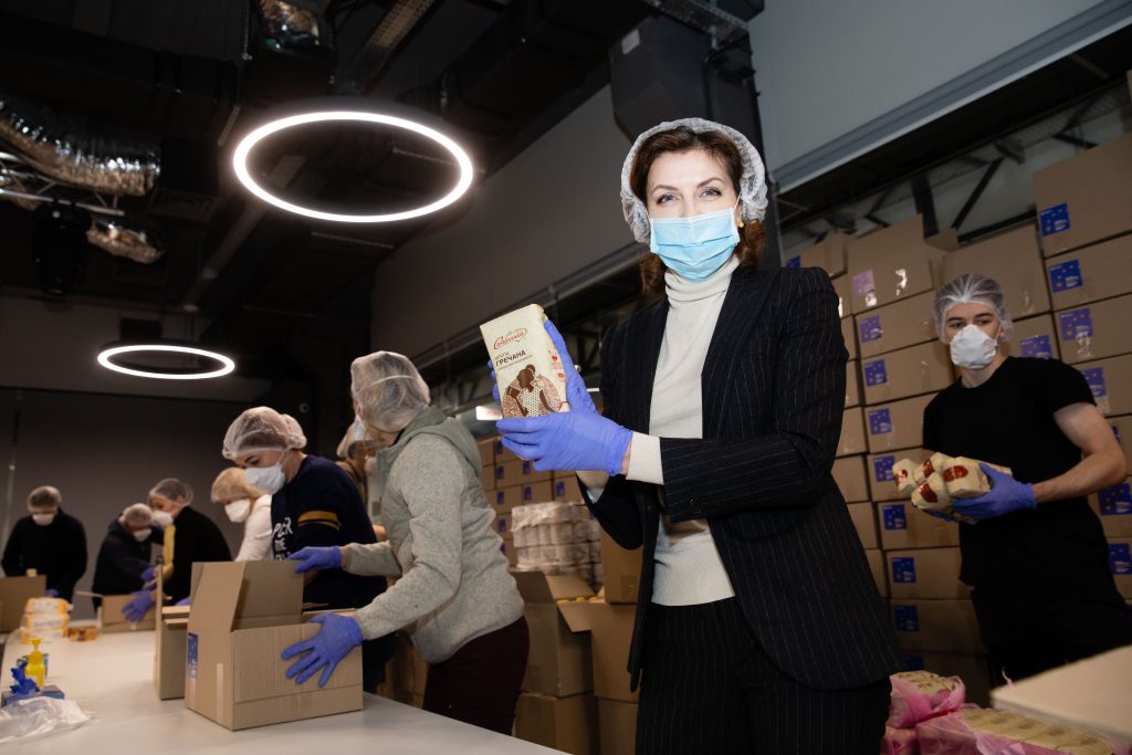 Фонд Порошенка відправив продуктові набори пенсіонерам та людям з інвалідністю