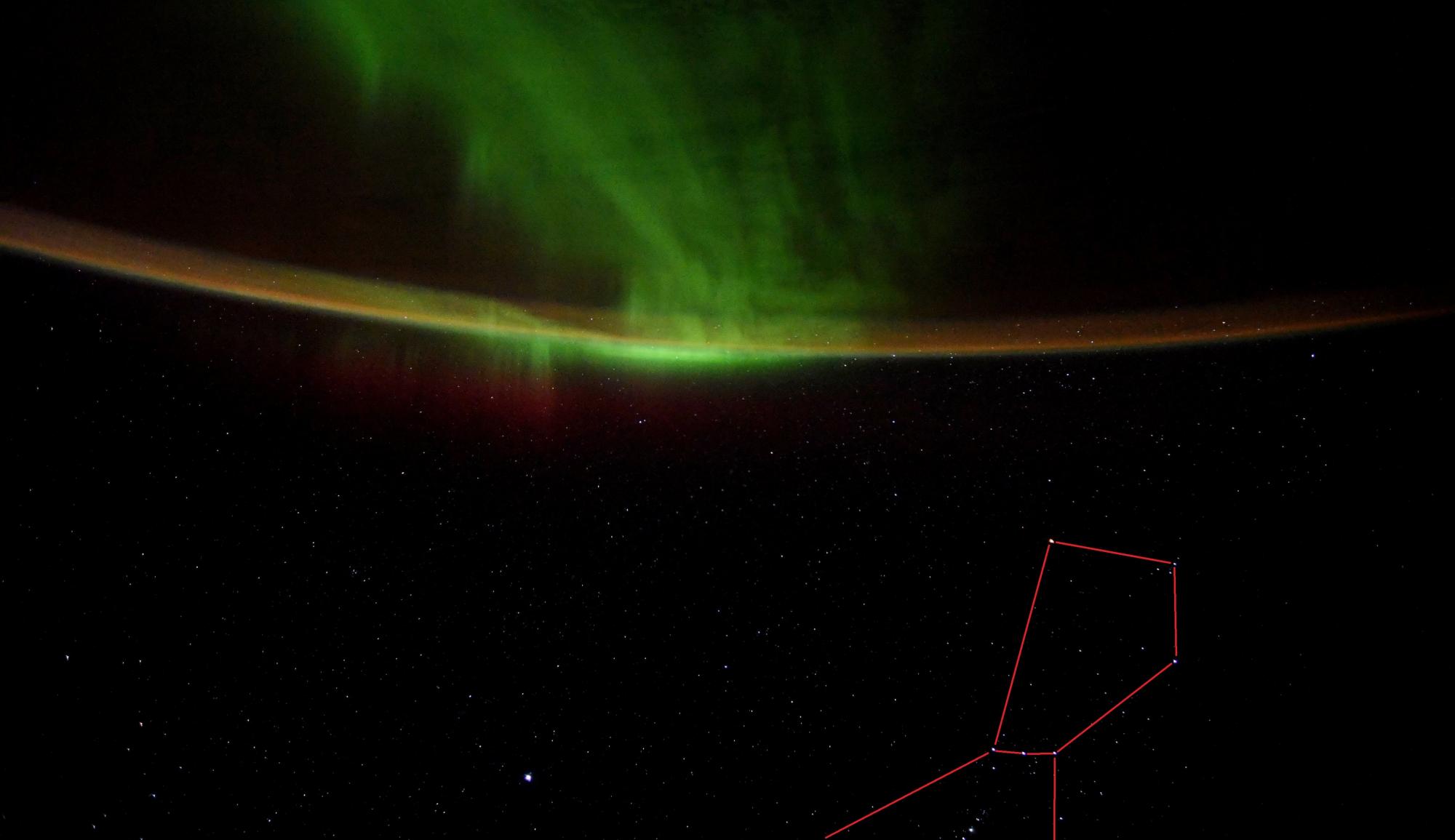 Как выглядит полярное сияние с МКС: астронавт поделился насыщенными кадрами