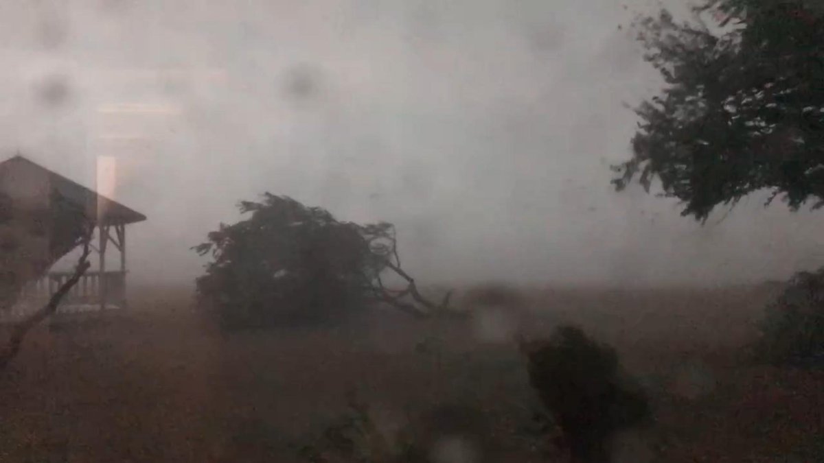 Затопленные дороги и дома: Крым сильно пострадал из-за разбушевавшейся стихии (фото, видео)