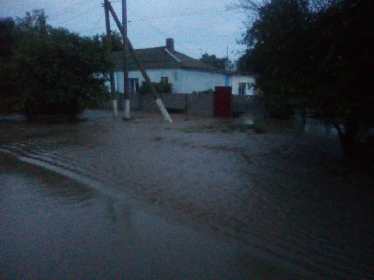 Затопленные дороги и дома: Крым сильно пострадал из-за разбушевавшейся стихии (фото, видео)