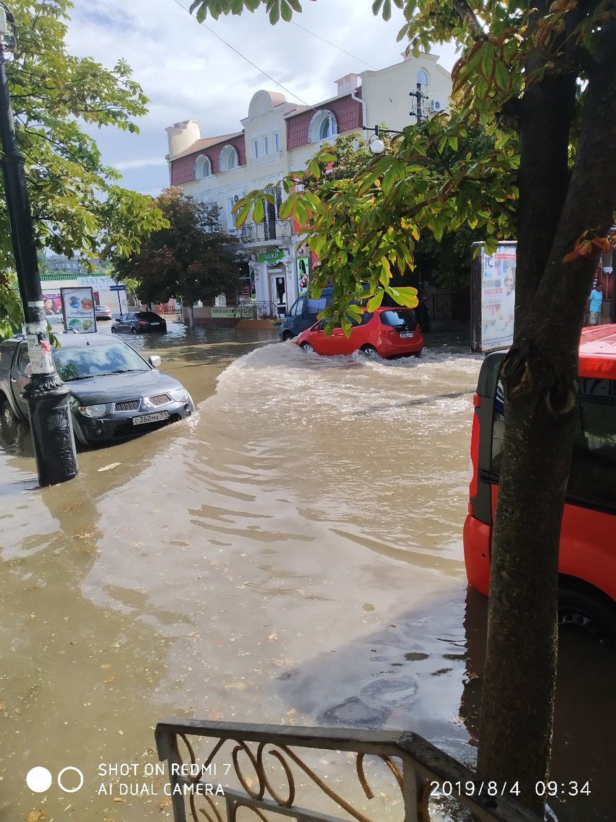 Затопленные дороги и дома: Крым сильно пострадал из-за разбушевавшейся стихии (фото, видео)