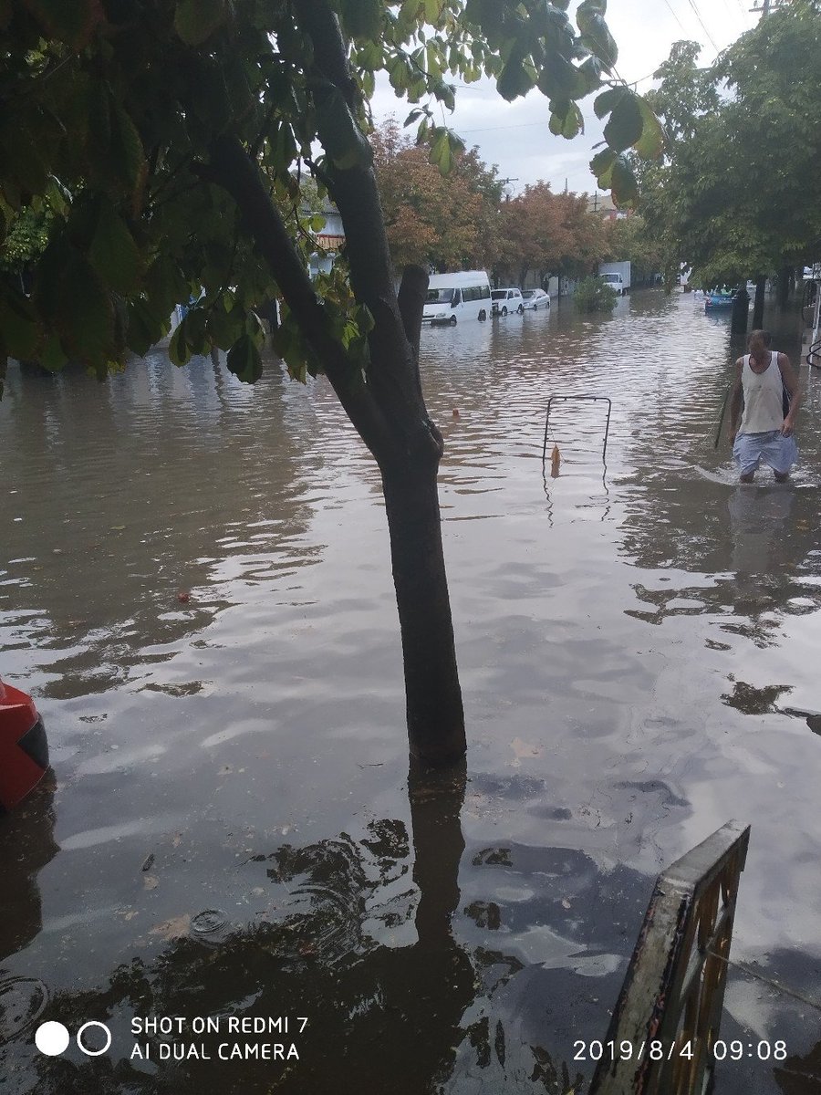 Затопленные дороги и дома: Крым сильно пострадал из-за разбушевавшейся стихии (фото, видео)