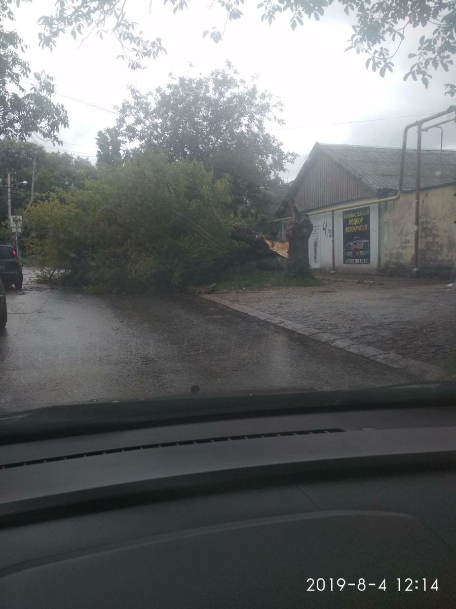 Затопленные дороги и дома: Крым сильно пострадал из-за разбушевавшейся стихии (фото, видео)