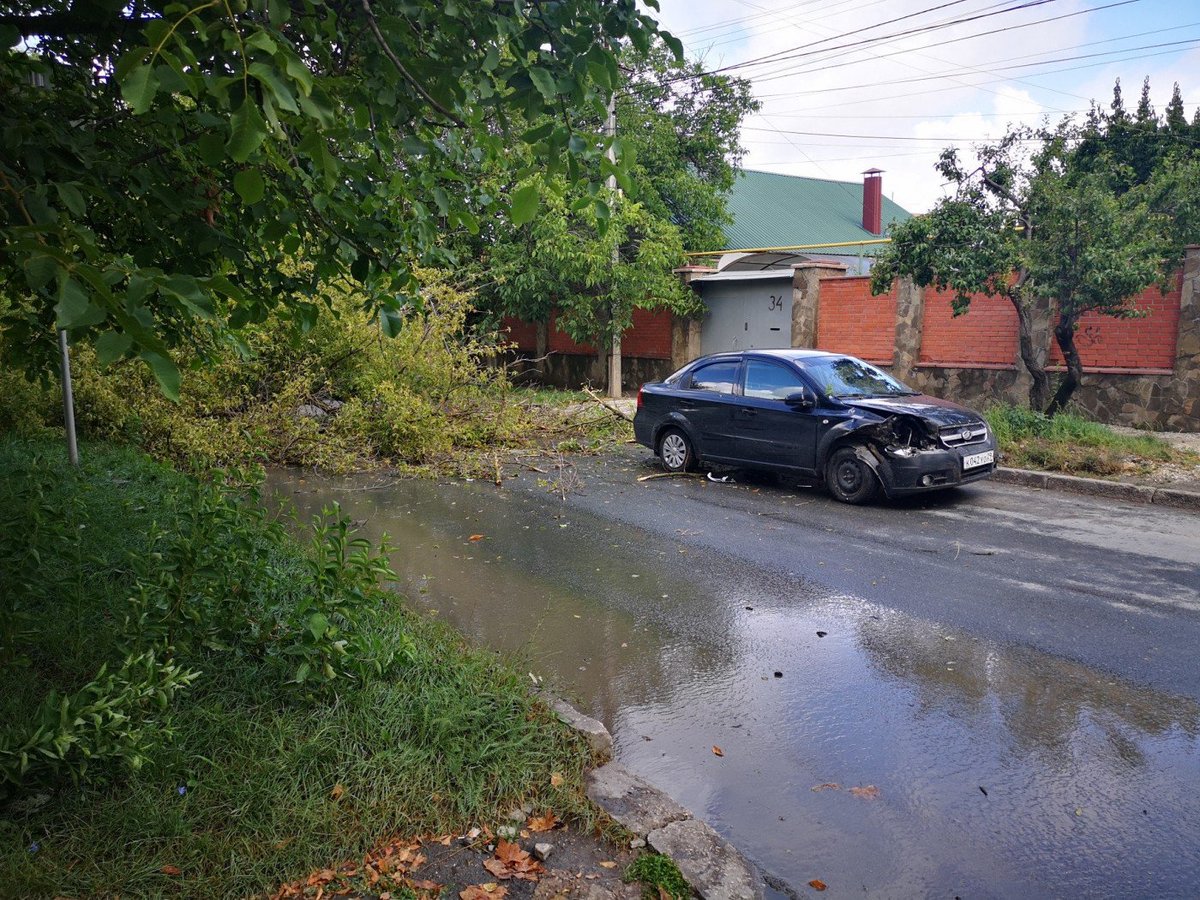 Затопленные дороги и дома: Крым сильно пострадал из-за разбушевавшейся стихии (фото, видео)