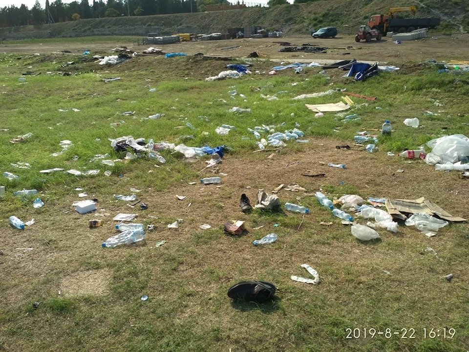 Пустые пляжи и мусор: в сети показали, до чего оккупанты довели Крым