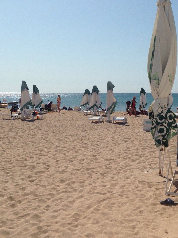 Пустые пляжи и мусор: в сети показали, до чего оккупанты довели Крым