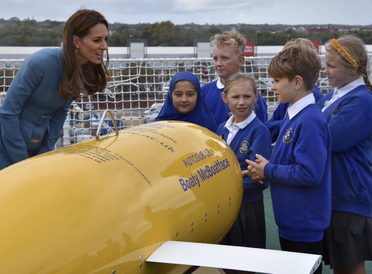 Чарівна "морячка": Кейт Міддлтон блищить в небесно-блакитному пальто від Alexander McQueen