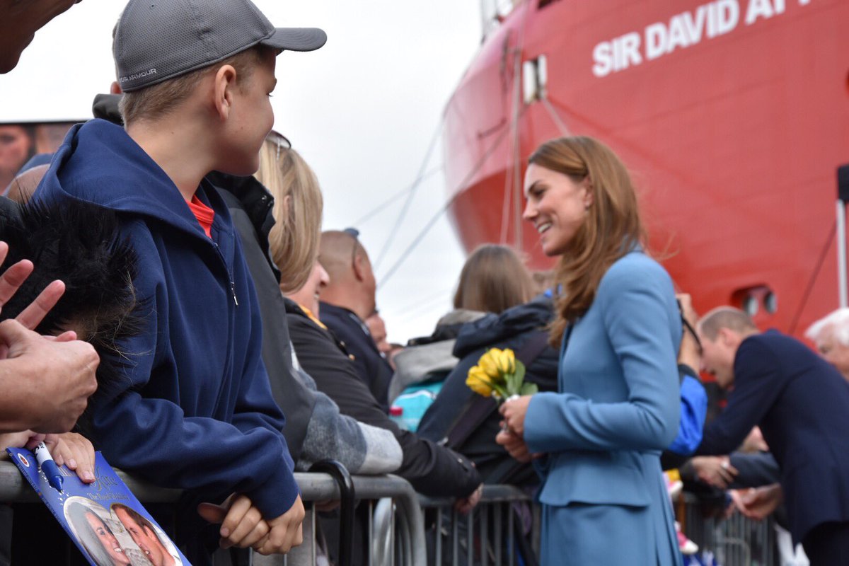 Чарівна "морячка": Кейт Міддлтон блищить в небесно-блакитному пальто від Alexander McQueen