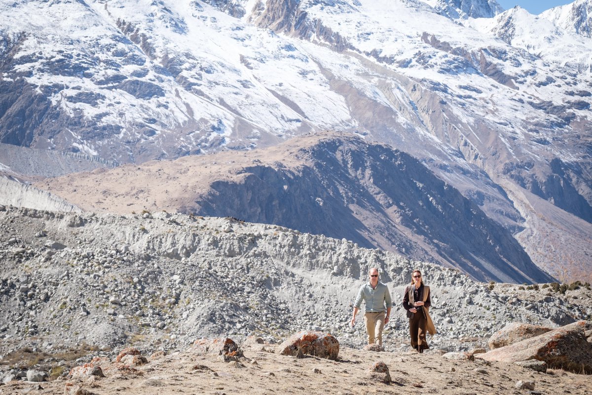 В комфортном наряде и необычном головном уборе: Кейт Миддлтон очаровала горных жителей Пакистана