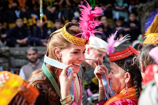 В комфортном наряде и необычном головном уборе: Кейт Миддлтон очаровала горных жителей Пакистана