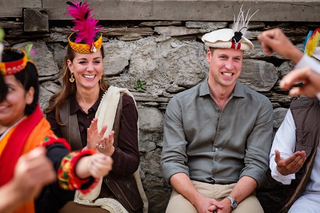 В комфортном наряде и необычном головном уборе: Кейт Миддлтон очаровала горных жителей Пакистана